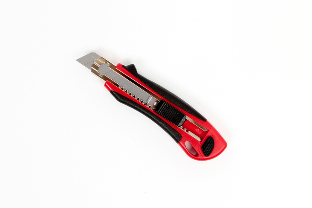 Cutter IEZZY 18mm plastique prise Softgrip 3 lames incluses